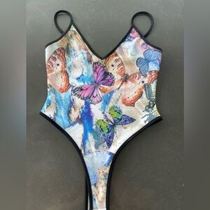 NWOT FASHION NOVA FLORAL BODYSUIT M